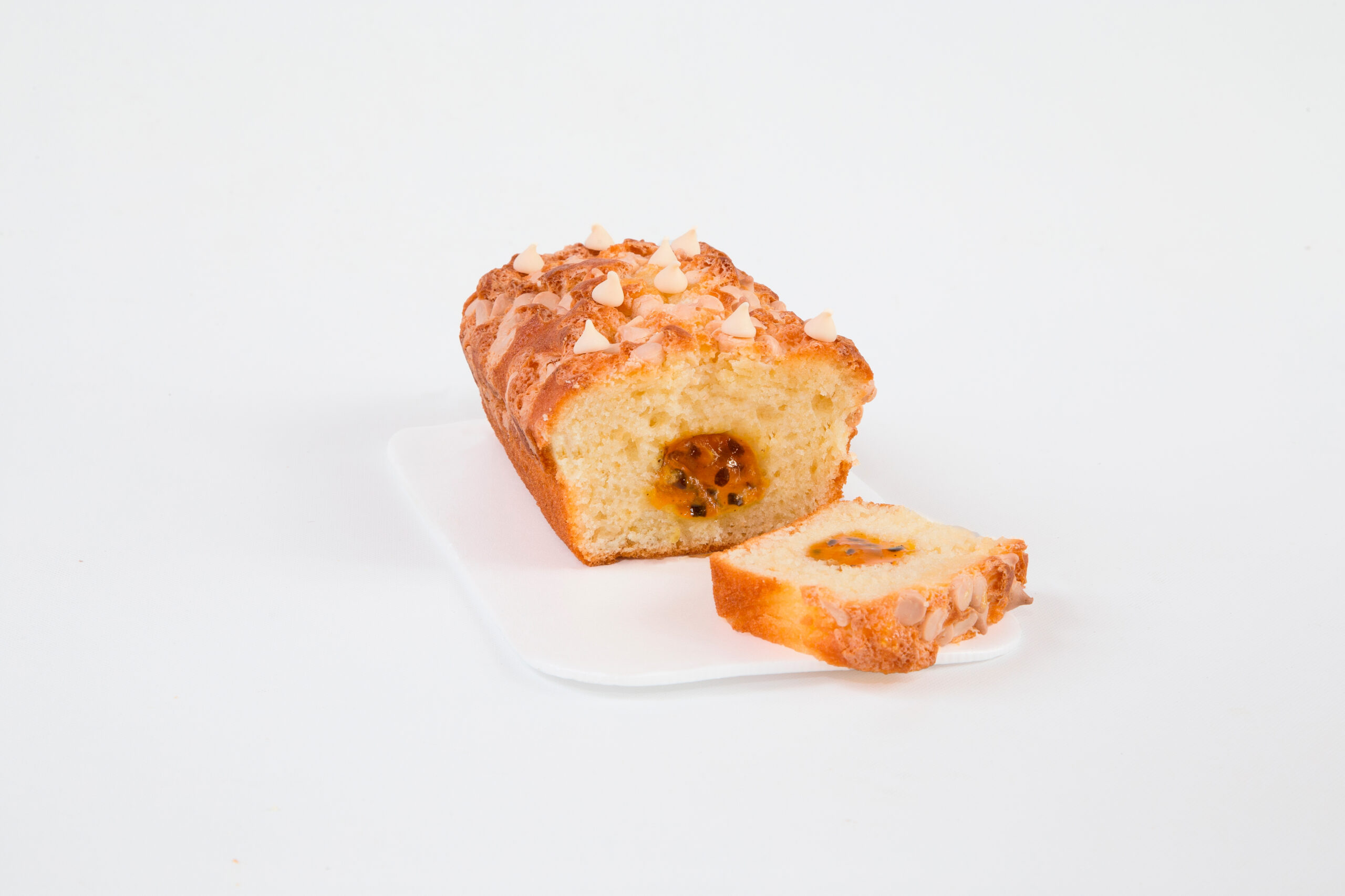 Pudín de vainilla relleno de maracuya con chips blancos